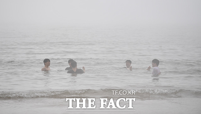 14일 오후 인천 을왕리해수욕장을 찾은 피서객들이 물놀이를 즐기고 있다. /인천=박헌우 기자
