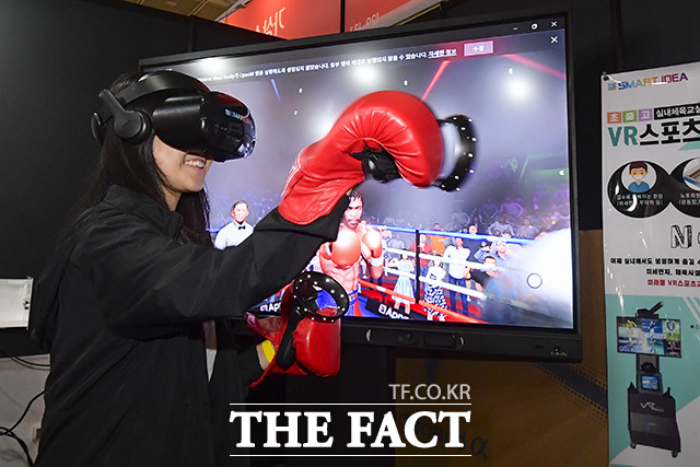 2023 메타버스 엑스포가 14일 오전 서울 강남구 코엑스에서 개막한 가운데 관람객이 권투 VR 체험을 하고 있다. /서예원 인턴기자