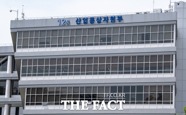 지난달 정보통신산업(ICT) 수출이 전년보다 28.5% 감소한 것으로 나타났다. 글로벌 경기 둔화에 따른 ICT 수요 회복 지연에 반도체 업황 부진이 장기화된 영향이다. 사진은 산업통상자원부 전경. /세종=이동률 기자