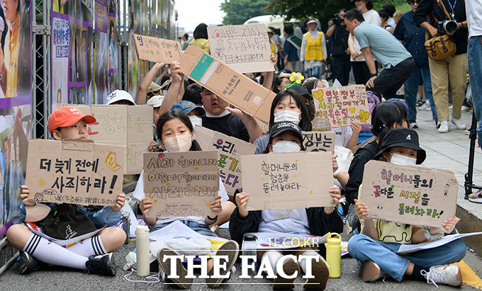 제1600차 일본군 성 노예제 문제 해결을 위한 정기 수요 집회가 14일 오후 서울 종로구 일본대사관 앞에서 열린 가운데 초등학생 참가자들이 일본의 사죄를 촉구하는 피켓을 들어 보이고 있다./장윤석 인턴기자