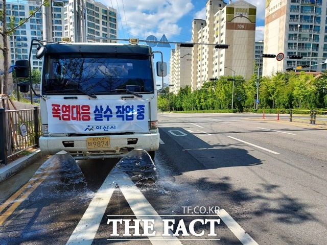 충남 아산에서 폭염으로 인한 열기를 식히기 위해 살수가차 물을 뿌리고 있다. / 충남도