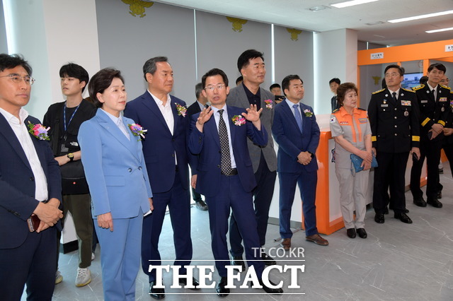 15일 광주소방학교 교육훈련관에서 열린 개소식에 참석한 문영훈 광주시 행정부시장(가운데)이 내외빈들을 대상으로 교육훈련시설에 대한 설명을 하고 있다./광주시