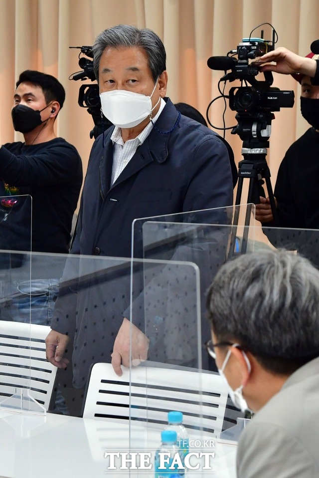 김무성 전 의원이 2021년 4월 8일 오후 서울 마포구 현대빌딩에서 열린 더좋은 세상으로 정례 세미나에 참석하고 있는 모습. /국회사진취재단