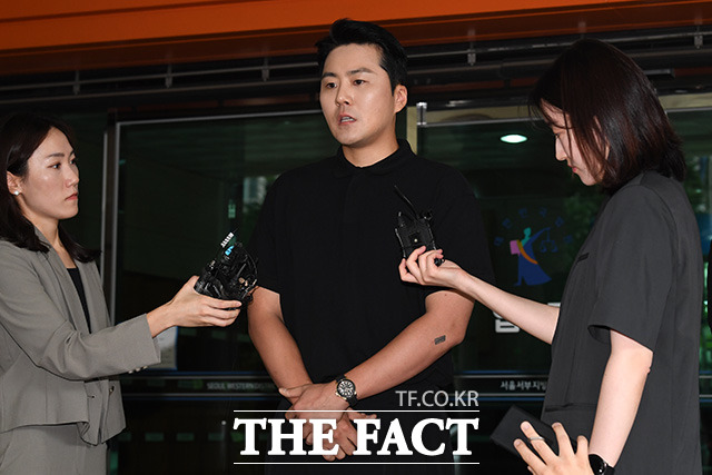 가수 이루가 15일 오후 서울 마포구 서울서부지방법원에서 열린 1심 선고 공판에서 집행유예를 선고받은 뒤 법원을 나서며 취재진의 질문에 답하고 있다. /남용희 기자
