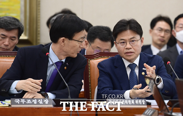 국무조정실장(왼쪽)과 유국희 원자력안전위원장이 15일 오후 서울 여의도 국회에서 열린 국회 정무위원회 전체회의에 출석해 대화하고있다.