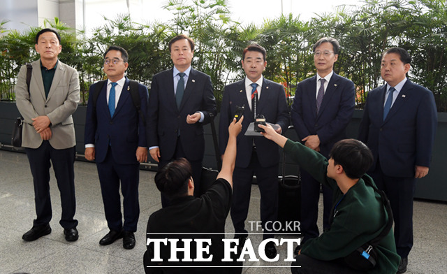 김철민, 민병덕, 도종환, 박정, 유동수, 김병주 의원(왼쪽부터)이 인천국제공항 출국장에서 입장을 밝히고 있다.