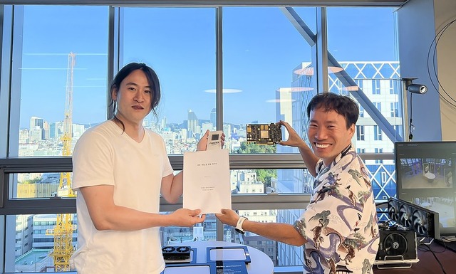 김성훈 업스테이지 대표(오른쪽)와 백준호 퓨리오사AI 대표가 지난해 5월 AI 생태계 확장을 위한 공동 개발·영업 협약을 체결하고 있다. /업스테이지