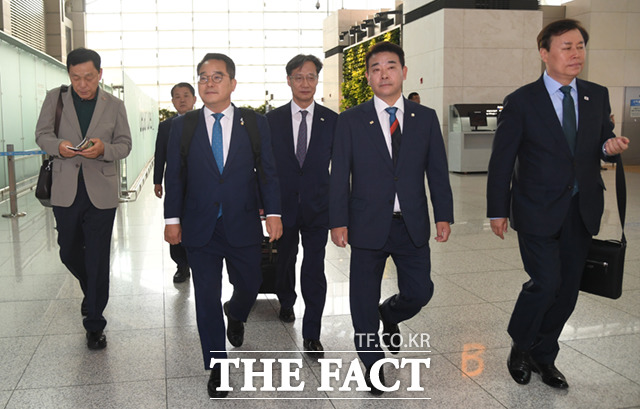 싱하이밍 중국 대사의 발언으로 논란이 계속되는 가운데 민주당 소속 의원들이 15일 오전 인천국제공항에서 중국 베이징 출국길에 오르고 있다. /이새롬 기자