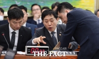  보험업법 개정안 국회 정무위 통과...토론 벌이는 김주현 [TF사진관]