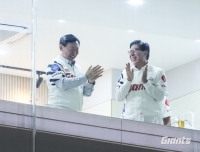  신동빈·정용진의 뜨거운 야구 마케팅, 치열한 유통 경쟁