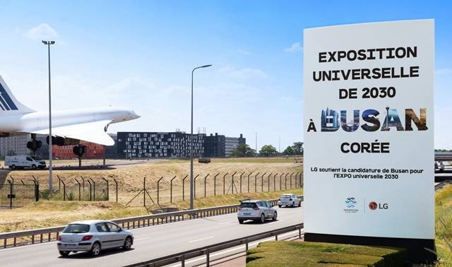 LG그룹이 프랑스 파리 샤를드골 국제공항 인근의 대형 광고판을 통해 부산엑스포 유치를 응원하고 있다. /LG그룹
