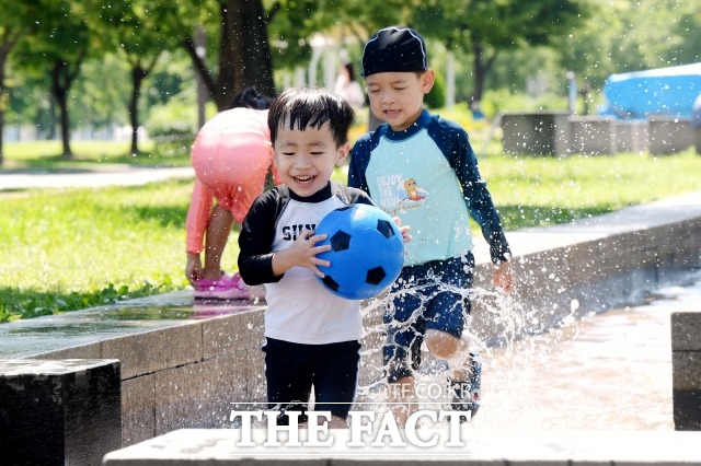 토요일인 17일 전국은 낮 최고기온이 34도까지 오르는 등 매우 더운 날씨를 보이겠다. /더팩트DB