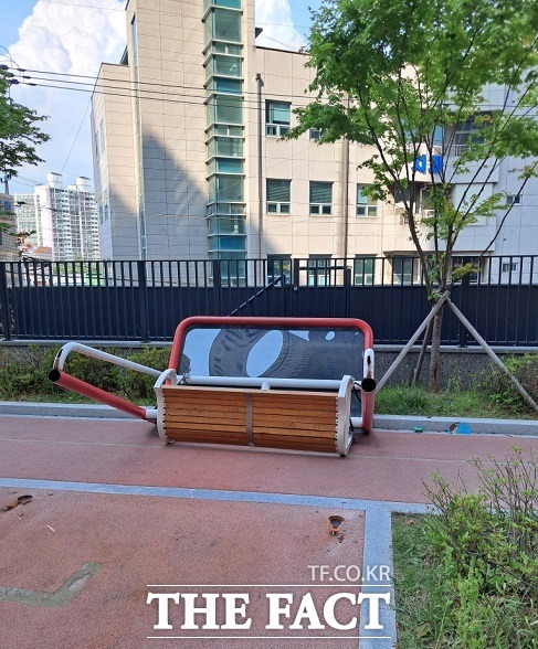 지난 10일 경북 경산시 중산동 한 아파트 놀이터 옆에 설치된 흔들의자가 넘어져 인근에 앉아 있던 초등학생 1명이 사망했다/경북소방본부