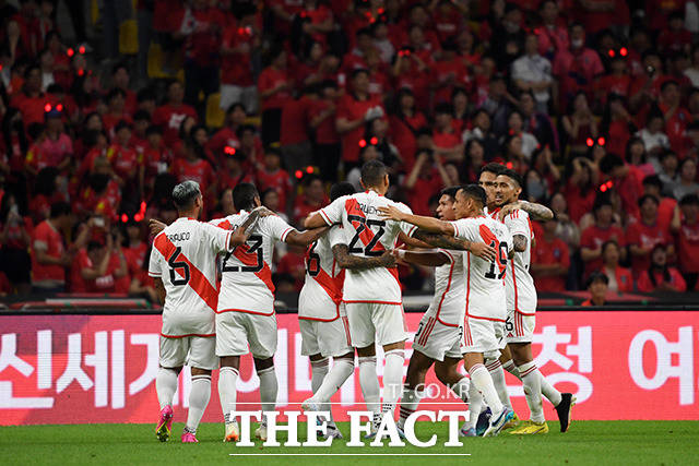 득점 후 동료들의 축하 받는 페루의 브라이언 레이나(왼쪽 세 번째).