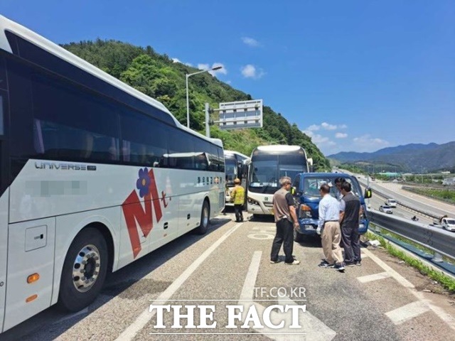 16일 강원도 홍천에서 수학여행 버스 등 차량 7대가 추돌해 80명이 다쳤다. /강원소방본부 제공