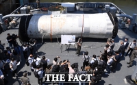  언론에 공개된 북한 우주발사체 잔해 [포토]