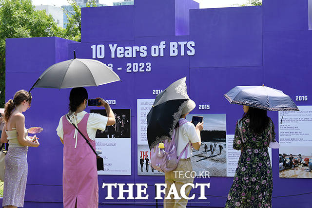 BTS(방탄소년단) 10주년 페스타 즐기는 팬들.