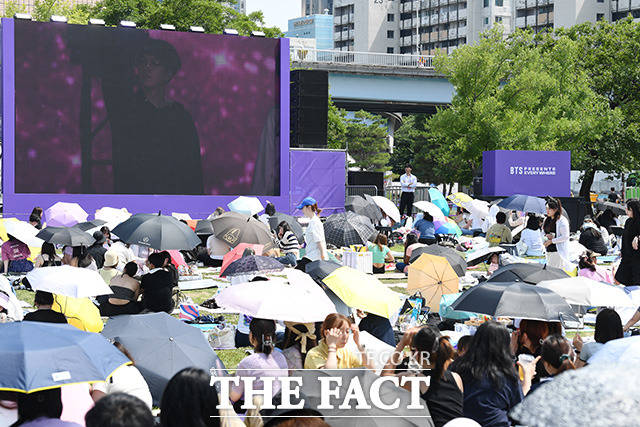 [더팩트ㅣ남용희 기자] BTS(방탄소년단) 10주년 페스타가 17일 오후 여의도 한강공원에서 열린 가운데 팬들이 축제를 즐기고 있다.