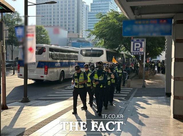 17일 오전 경찰 기동대가 버스에서 내려 대중교통전용지구로 향하고 있다./대구=박성원 기자