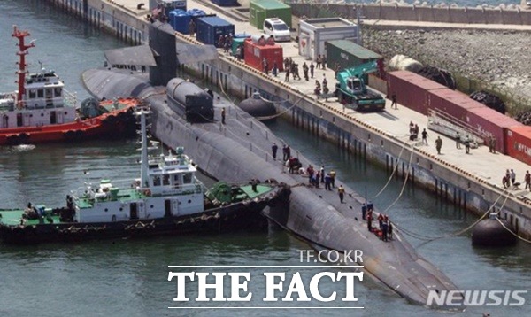부산항에 입항해 정박해 있는 거대한 선체의 미해군 핵추진 잠수함 미시건함. 미시건함은 수중배수량이 1만9000t에 이르는 유도미사일 탑재 핵추진잠수함(SSGN)이다. 함수 세일 뒤에 특수부대원 침투용 잠수정을 수납하는 튜브가 보인다. /뉴시스