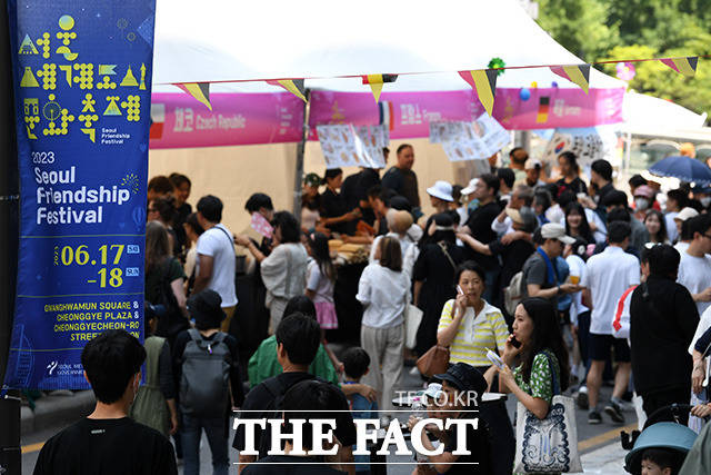 시민들로 북적이는 서울세계도시문화축제.