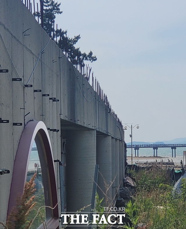 전남 함평 돌머리 해변의 흉물화된 건축물이 오는 10월 철거될 예정이다. / 함평=이병석 기자
