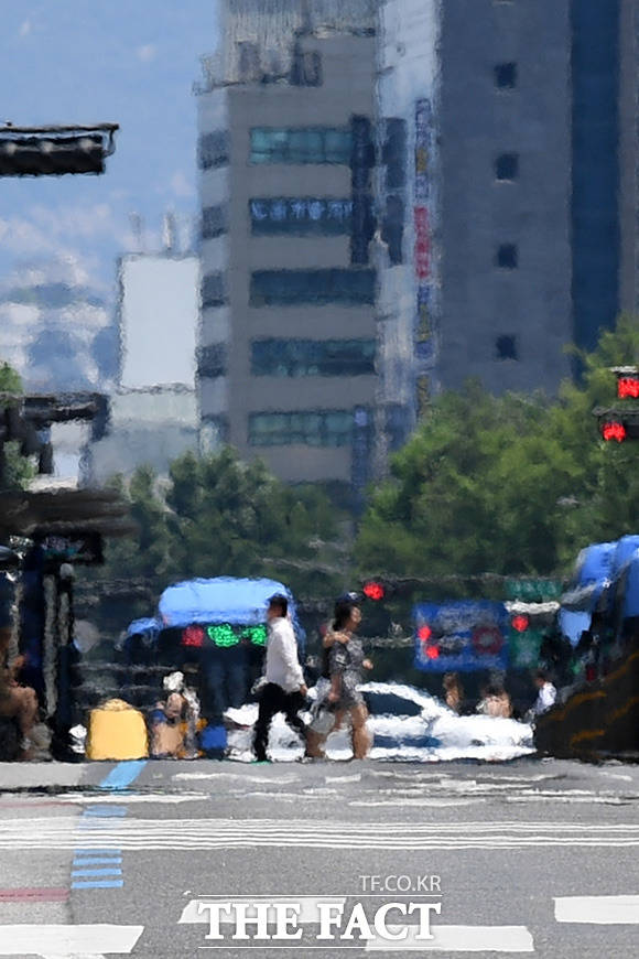 무더위에 서울에 올해 첫 폭염특보가 발효.