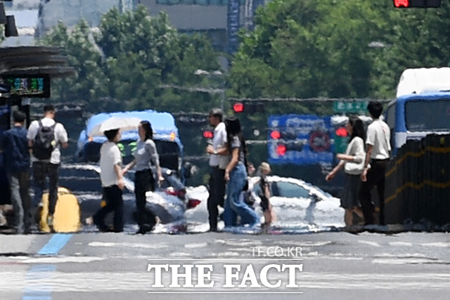 서울에 올해 첫 폭염특보가 발효된 18일 오후 서울 종로구 세종대로 사거리 도로에 아지랑이가 피어오르고 있다. /남용희 기자