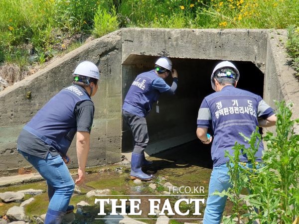 경기도 환경관리사업소 특별 점검반이 폐수배출 시설을 점검하고 있다/경기도