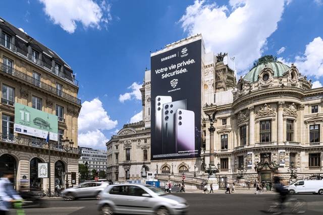 삼성전자가 파리 오페라 가르니에 외벽에 마련된 갤럭시 옥외광고를 통해 부산엑스포를 홍보하고 있다. /삼성전자