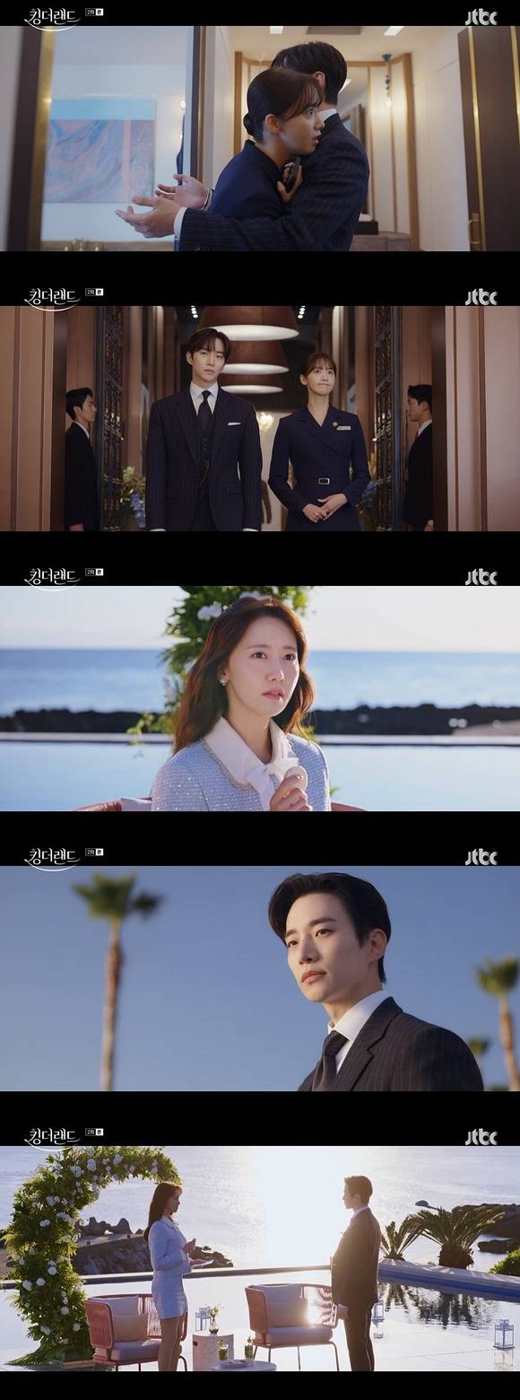 18일 방송된 JTBC 토일드라마 킹더랜드 2회에서는 이준호(구원 역)와 임윤아(천사랑 분)가 서로에게 조금씩 호감을 느끼기 시작한 모습이 그려졌다. /JTBC 킹더랜드 영상 캡처