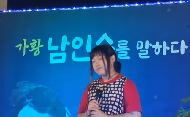 유퉁과 유미는 18일 하루에만 밀양에서 열린 제2회 가수 박태희 노래경연대회와 진주 남인수가요제에 잇달아 출연하는 등 바쁜 날을 보냈다. 미미가 남인수 가요제에서 애가타를 열창하고 있다. /유퉁TV