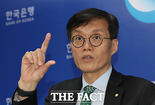 이창용 한국은행 총재가 19일 오후 서울 중구 한국은행 포디움에서 열린 2023년 상반기 물가안정목표 설명회에 참석해 기자들의 질문에 답변을 하고 있다./사진공동취재단