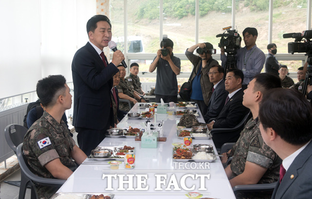 김기현 대표가 장병들과 오찬에 앞서 인사말을 하고 있다. /국회사진취재단