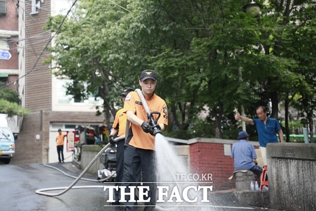 서울시가 취약계층 주거지역을 순찰해 현장에서 온열질환자에게 바로 119구급서비스를 제공하는 내용을 포함한 폭염 대비 긴급구조 대책을 추진한다고 밝혔다. 소방대원이 살수하는 모습. /서울시 제공