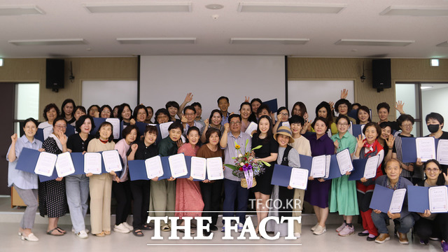 지난 17일 광주시 공무원교육원에서 열린 2023 장애인 평생교육 강사 양성과정 수료식에 참석한 수강생 46명이 이수증을 전달 받은 뒤 환한 미소를 지으며 화이팅을 외치고 있다./(재)광주평생교육진흥원