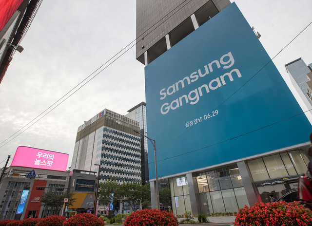 삼성전자는 오는 29일 오후 5시 서울 강남역 사거리 인근에 삼성 강남 매장을 신규 오픈한다고 밝혔다. /삼성전자