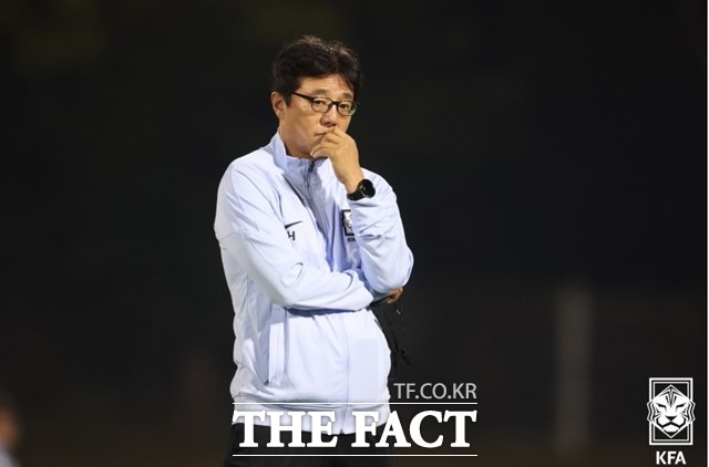 U-24 한국축구대표팀을 이끌고 있는 황선홍 감독이 오는 9월 항저우 아시안게임을 앞두고 19일 가진 중국과 2차 평가전에서 조영국 고영준이 부상으로 교체 아웃된 가운데 0-1로 패하며 우려가 커졌다./KFA