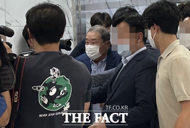 20일 백낙훤 백병원 이사가 이사회 참석을 위해 서울백병원에 들어서고 있다. /문수연 기자