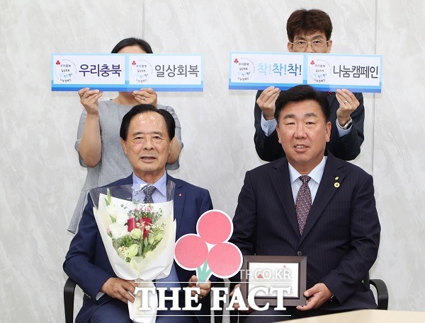 이범석 충북 청주시장은 지난 20일 취약계층 냉방비 지원을 위한 ‘우리 충북, 일상 회복 착착착 나눔 캠페인’에 충북 제1호로 성금을 기부하며 나눔문화 확산에 앞장섰다. /청주시