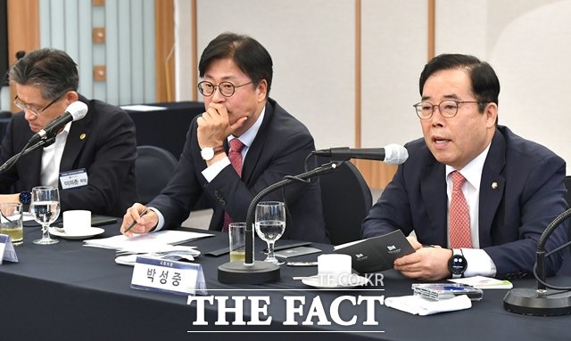 한국인터넷신문협회 정책포럼에 참석한 박성중 의원(맨 오른쪽)은 미디어 현안에 대해 업계의 입장을 충분히 듣고 반영해 나가겠다고 밝혔다./한국인터넷신문협회