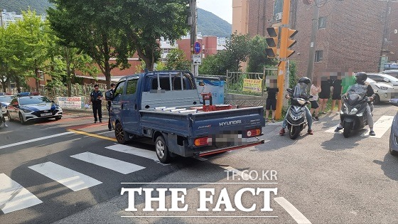 지난 19일 오후 4시 30분쯤 부산시 북구 만덕동에 있는 백산초등학교 인근 삼거리에서 40대 A 씨가 운행하던 1톤짜리 트럭이 좌회전하던 중 횡단보도를 건너는 A 씨를 들이받았다./부산 북부경찰서.