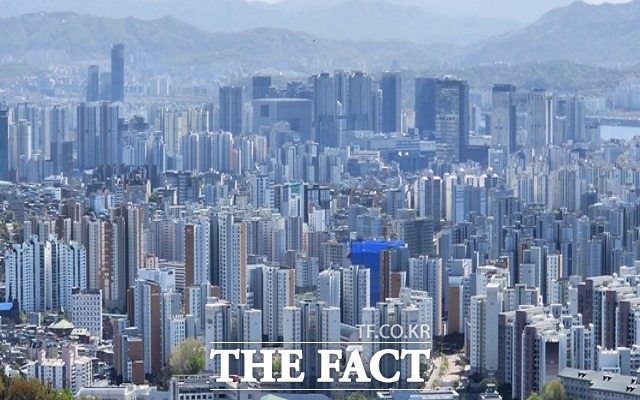 일반인 상당수는 당분간 부동산 가격이 더 하락할 것으로 예상한다는 조사결과가 나왔다.서울 시내 아파트단지. /권한일 기자