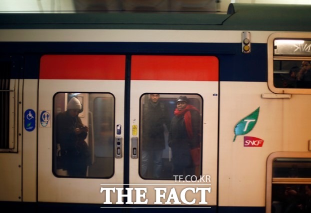 프랑스 파리의 지하철역에서 한국인 관광객이 사망한 소식이 알려졌다. 사진은 2019년 프랑스 파리의 성 라자르 역에서 열차에 탑승한 통근객들이 열차 출발을 기다리는 모습. / AP.뉴시스