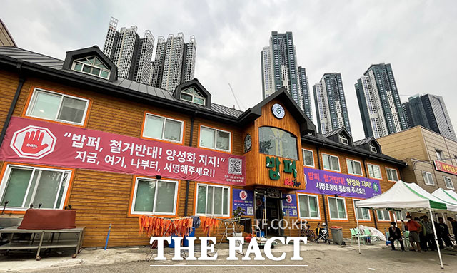36년의 역사를 지닌 서울 동대문구의 무료급식소 밥퍼나눔운동본부(밥퍼)가 존폐 위기에 처했다. 사진은 밥퍼 건물 뒤로 보이는 청량리뉴타운의 모습. /이장원 인턴기자