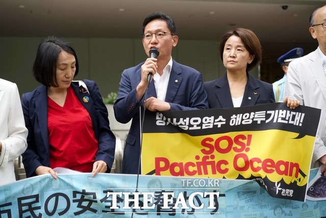 배진교 정의당 원내대표는 출국 전 김포공항에서 정부가 나서지 않는다면 국민의 힘으로 오염수 방류를 저지할 수밖에 없다고 판단했다고 말했다. 사진상 가운데가 배 원내대표. /정의당 제공