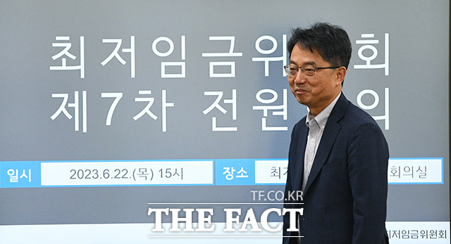 제7차 전원회의에 참석하는 박준식 최저임금위원회 위원장.