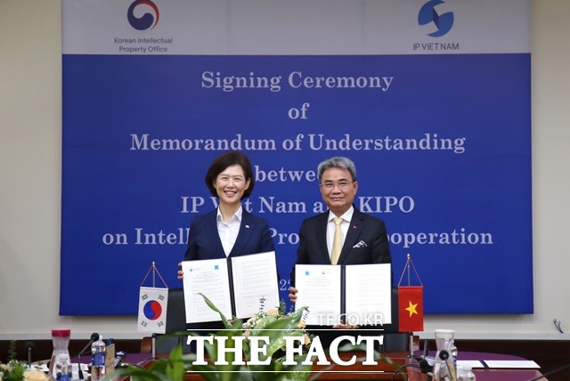 이인실 특허청장(왼쪽)과 딘 후 피(Dinh Huu Phi) 베트남 지식재산청장이 포괄협력 MOU 및 특허심사하이웨이(PPH) 연장 문서에 서명한 후 기념촬영을 하고 있다. / 특허청