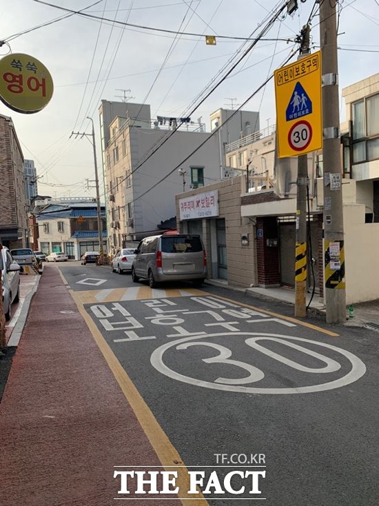 전북교육청은 교통안전사고 발생을 예방하기 위해 ‘어린이보호구역 내 어린이 승하차존(Drop Zone)’을 조성한다고 23일 밝혔다./더팩트DB