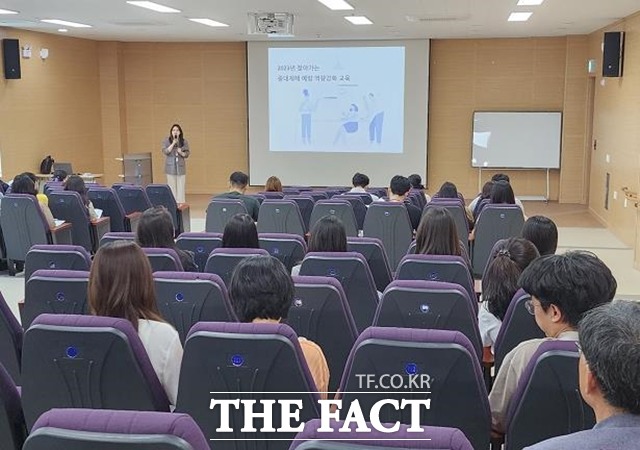 세종시교육청 교직원들이 중대재해 예방교육을 받고 있다. / 세종시교육청